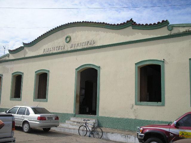 3.BIBLIOTECA MUNICIPAL O estado precário em que se encontrava a palhoça, fez com que as autoridades locais tomassem providências para que se construísse uma Câmara e uma Cadeia.