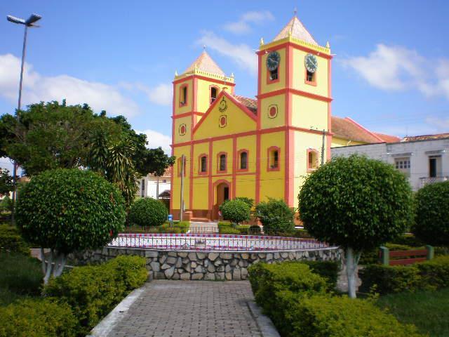 2. IGREJA DE SENHORA SANT ANA A Matriz foi construída no século XVIII, sendo a primeira Igreja de Óbidos, era coberta de palha e parecida com as demais casas.