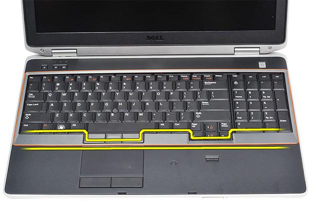 Acabamento do teclado 20 Como remover o acabamento do teclado 1. Siga os procedimentos descritos em Antes de trabalhar no computador. 2. Usando um marcador plástico, remova o acabamento do teclado do computador.
