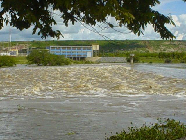 1A 1B Foto 01 (A) Rio Quixeré (Barragem das Pedrinhas) em Limoeiro do Norte em janeiro de 2004. (B) Detalhe do mesmo rio mostrando nível da água elevado em mais de 3m, cobrindo as barracas.
