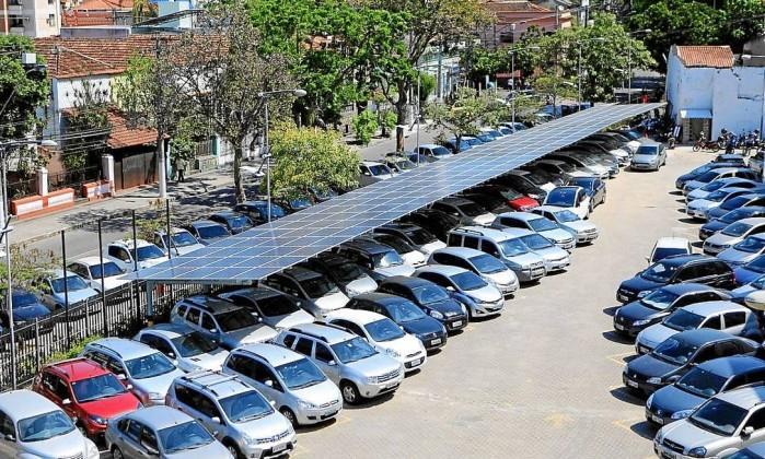 Estacionamento gerador de energia solar - UERJ 414 painéis solares fotovoltaicos Capacidade: 140 mil kwh por ano Investimento do projeto é de R$ 1,6 milhão (isenção de ICMS) Economia de R$ 65 mil/