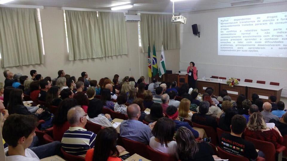 trabalhadores do Apoio Fraterno e na segunda parte o Congresso, com palestras acerca da Dependência