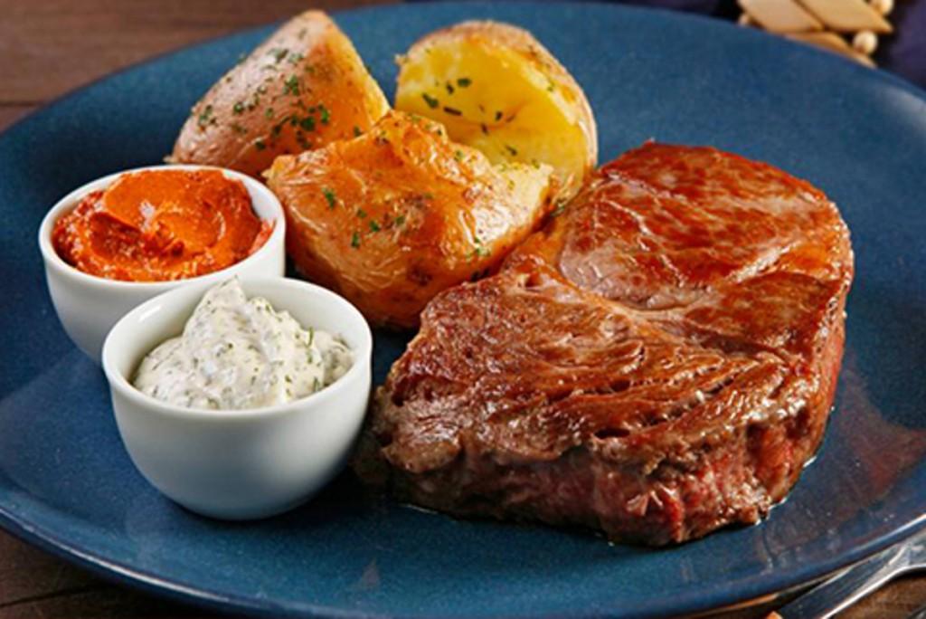 Bife ancho com batatas e molhos cremosos Ingredientes 3 Unidade(s) batatas-asterix com casca (500 g) 4 Unidade(s) dentes de alho picados 2 Colher(es) de sopa DE ALECRIM 1 1/2 Colher(es) de chá DE SAL