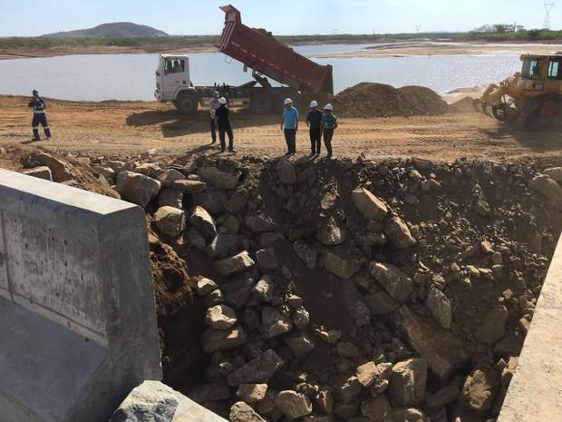 06/03/2017 Pedras foram usadas para conter vazamento em barragem no Sertão Obras da estrutura da barragem contaram com colocação de rochas.