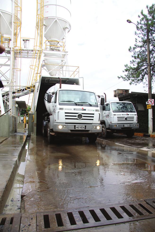 Valas para captação de água da chuva e da água utilizada durante o carregamento e lavagem dos caminhões