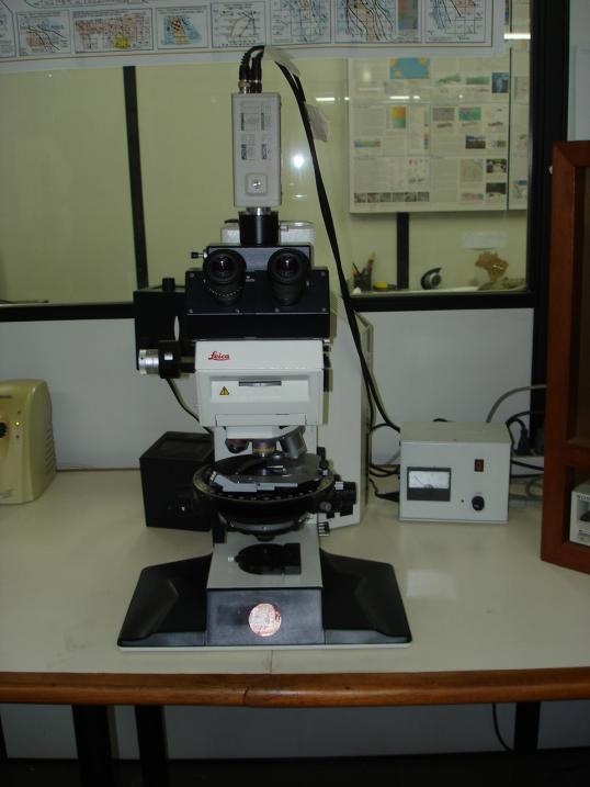 CAPÍTULO 4. METODOLOGIAS 52 4.2. PETROGRAFIA Os estudos petrográficos são introdutórios para qualquer trabalho de estudos mineralógicos.