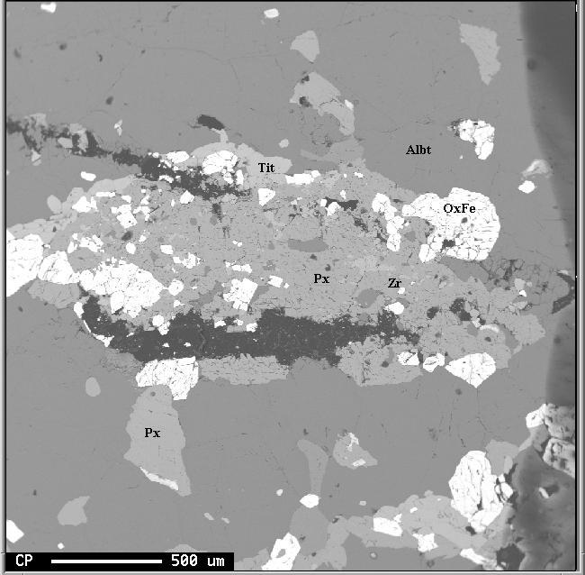 A) amostra 200907-18 e B) amostra 200907-13 (qtz-quartzo, Zr-zircão, albt-albita, anf-anfibólio, Tit-titanita, Px-piroxênio, OxFe-óxido de ferro). 5.2.2. ANÁLISES QUANTITATIVAS Devido à grande quantidade de minerais encontrados nas rochas estudadas, nem todos puderam ser quantitativamente analisados.