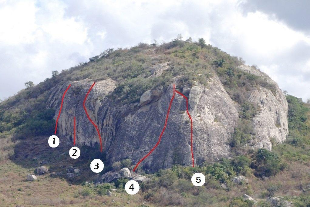 20 SERRA DO JUNCO A Serra do Junco apresenta boas opções de escalada em móvel com três enfiadas, além de algumas vias esportivas.