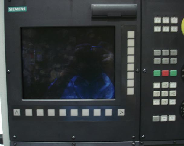 4. Comunicação de dados As máquinas interfaceadas com o CNC SIEMENS 802 D-SL possuem uma porta para CompactFlash situada acima do vídeo, a qual pode ser utilizada para a transferência de diferentes