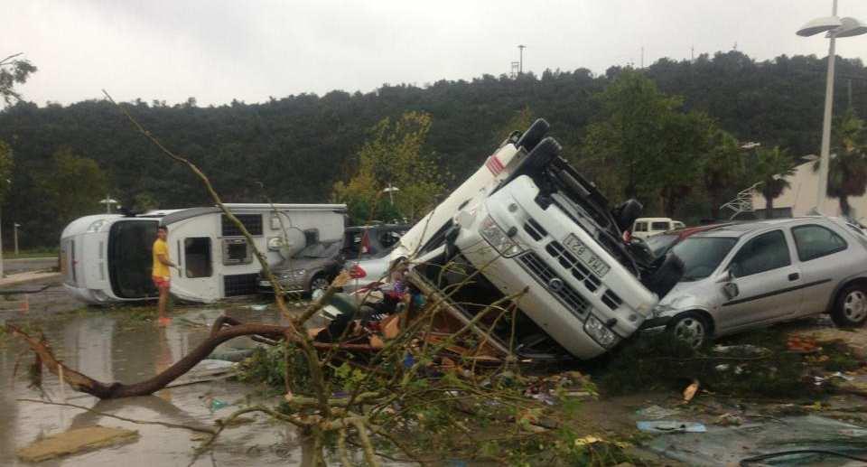 TORNADOS De uma maneira geral, os danos causados pelos tornados consistem no derrube de árvores, estragos ou desmoronamento de edifícios e muros, na projeção de objetos, nomeadamente viaturas e