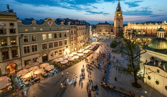 (Almoço e jantar não inclusos). 12º Dia 02 de Setembro (Sábado) LVIV / CRACÓVIA (POLÔNIA) (325 km) Check-out do hotel e saída para viagem rodoviária com destino à Polônia.