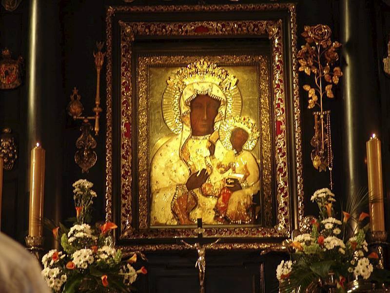 Visita à igreja onde está a imagem da famosa Virgem Maria Negra e visita ao complexo do Mosteiro onde está o famoso Santuário de Jasna Gora. Saída em direção a Varsóvia.