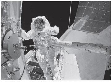 Questão 90 (ENEM 2009 QUESTÃO 27) O ônibus espacial Atlantis foi lançado ao espaço com cinco astronautas a bordo e uma câmera nova, que iria substituir uma outra danificada por um curto-circuito no