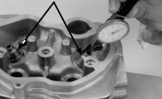 CABEÇOTE/VÁLVULAS Meça e anote o diâmetro interno da guia da válvula com um medidor de esferas ou micrômetro interno.
