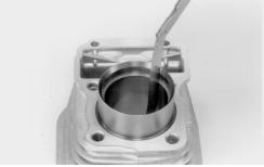 Limite de Uso 56,60 mm CILINDRO Meça o diâmetro externo do pistão (consulte a página 8-6) e calcule a folga entre o pistão e o cilindro, utilizando a medida máxima para o diâmetro interno do cilindro.