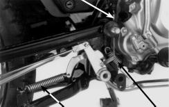 CG125 TITAN KS ES CA INSTALAÇÃO Instale a vareta do freio e uma nova cupilha. Fixe a cupilha. Aplique graxa no eixo de articulação do pedal do freio.