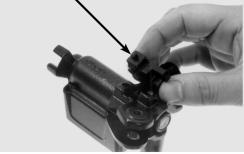 m) Aplique graxa no parafuso de articulação da alavanca do freio. Instale a alavanca do freio no cilindro mestre.