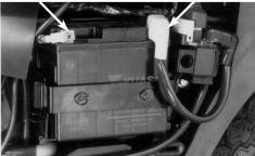 INSTALAÇÃO Instale a bateria na ordem inversa da remoção, conectando os cabos corretamente, conforme mostrado. NOTA Primeiro conecte o cabo positivo e, em seguida, o negativo.