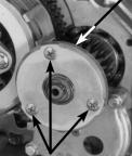 MANUTENÇÃO CG125 TITAN KS ES CA FILTRO CENTRÍFUGO DE ÓLEO Remova a tampa direita da carcaça do motor (pág. 9-3). Remova os três parafusos e a tampa do rotor do filtro de óleo.