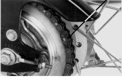 CORRENTE DE TRANSMISSÃO PRESILHA DE RETENÇÃO Remova a tampa traseira esquerda da carcaça do motor (pág. 6-2). Remova cuidadosamente a presilha de retenção com um alicate.