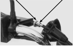 Ajuste o farol verticalmente soltando os parafusos de fixação de sua carcaça. SISTEMA DE EMBREAGEM Apóie a motocicleta em seu cavalete central.