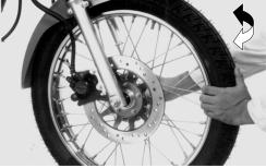 Gire a roda e verifique se ela gira suavemente sem ruídos anormais. Caso alguma condição anormal seja observada, inspecione os rolamentos da roda.