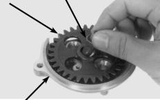 SISTEMA DE LUBRIFICAÇÃO Instale o eixo do rotor e a engrenagem da bomba na carcaça da bomba de óleo.