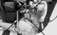 REMOÇÃO/INSTALAÇÃO DO MOTOR REMOÇÃO DO MOTOR CG125 TITAN KS ES CA SUPRESSOR DE RUÍDO CARBURADOR DA VELA DE IGNIÇÃO Apóie a motocicleta em seu cavalete central.