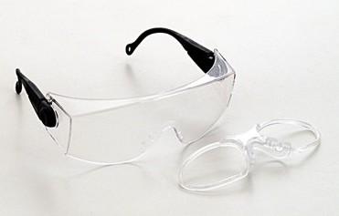 Apoio nasal em silicone atóxico para fixação do clipe. aior conforto. Amplo campo de visão. Para lentes monofocais ou multifocais ou para lentes planas (sem grau).