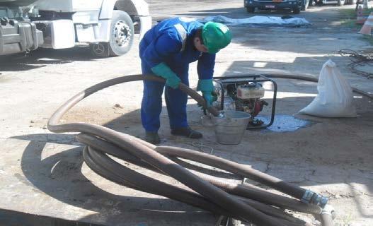 Observa-se flexão de tronco ao realizar tarefa tecnica, sobrecaregando estruturas mioarticulares dos discos vertebrais podendo causar dor local e irradiada.