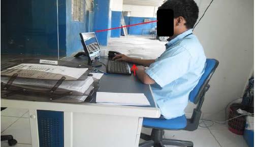 ANÁLISE ERGONÔMICA DO TRABALHO SETOR: FUNÇÃO: POSTO: PÁGINA: 2 RODOVIÁRIO ASSISTENTE ADMINISTRATIVO MEMORIAL BIOMECÂNICO Data: 1/8/215 Observa-se flexão de coluna cervical ao direcionar visão para