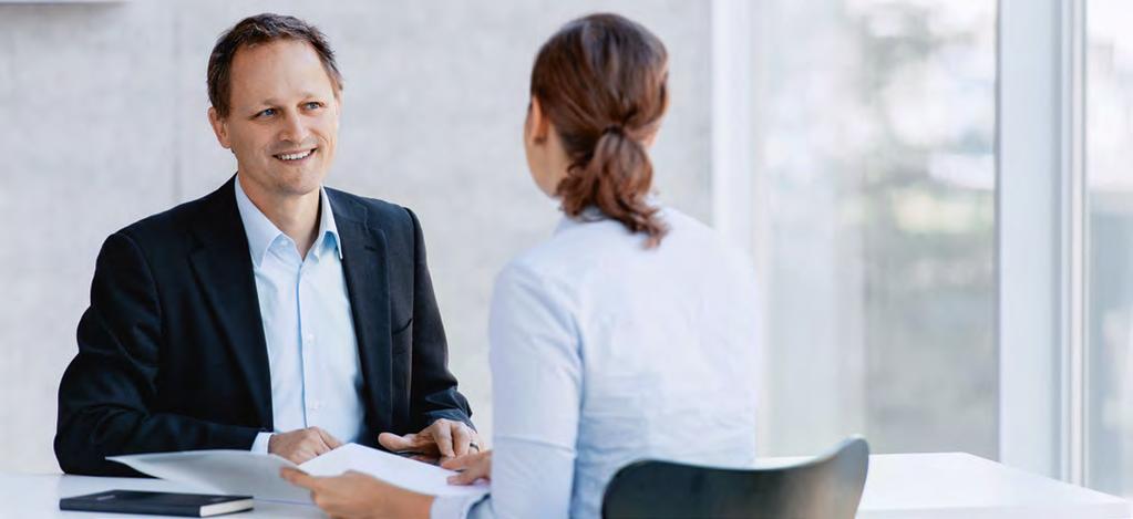 Liberalismo no mercado de trabalho Entrevista de emprego (foto de estúdio) EMPREGADOS E EMPREGADORES: PARCERIA FIRME O direito do trabalho suíço é bastante liberal e o mercado de trabalho é pouco