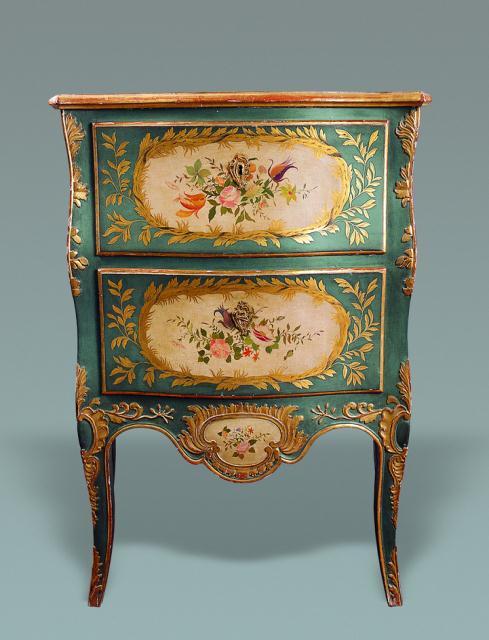 Referência: 369 Cómoda veneziana pintada com estrutura em castanho. Dim: A. 68,7 x L. 83 x P. 40,5 cm Reference: 369 Painted Venetian commode.