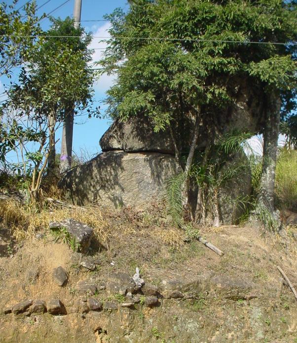 99 Na Figura 18 é apresentado afloramento de granito à estrada do Morro Grande em Cotia, a cerca de quatro quilômetros da Barragem da Graça.