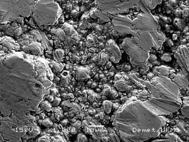 4 A/dm²; aumento 1000 x. Figura 108 Micrografia do eletrodepósito de níquel; DC =3.