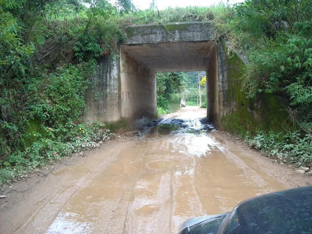 disto, o principal problema hoje é na altura do nº 318 daquela rua, onde há uma ponte por onde passa uma linha de trem.