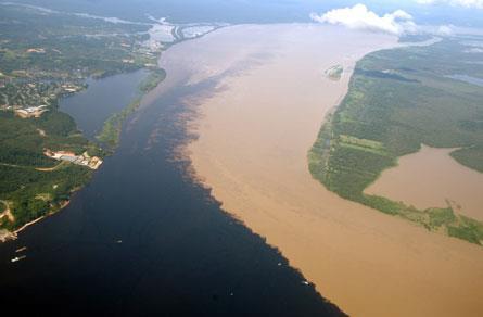 Principal rio é o Amazonas, que nasce na Cordilheira dos Andes(Peru), recebendo o nome de Apurimac, em seguida,