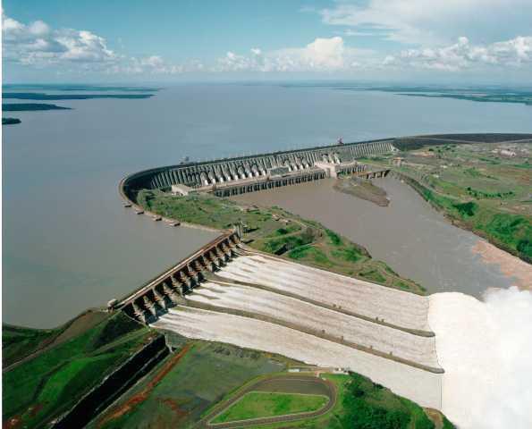 a Usina de Itaipu, entre outras.