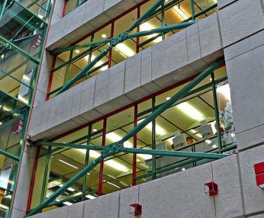9 (Cardozo, 2010). Figura 2.9 Dissipador por atrito no Edifício da biblioteca da Universidade de Concordia, Canadá (PALLDYNAMIC).