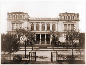 216 Ofícios (1900) e o prédio novo da Escola Politécnica (1899) 539, o edifício Paula Souza 540, considerado marco na produção arquitetônica no que se refere à arquitetura de escolas.
