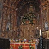 Enquanto na Igreja o momento é vivido de forma intensa, que culmina com a bênção das fogaças,