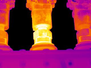 Fig. 03 termograma da bucha 2X1 Fig. 04 - termograma da bucha 2X2 REPARO As cordoalhas foram desconectadas e limpas, retirando-se os resíduos. Também foram substituídos todos os parafusos da conexão.