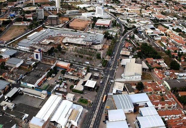 166 Foto 23 - Juazeiro do Norte. Imagem aérea do Triângulo em 2011 (ângulo norte-sul).