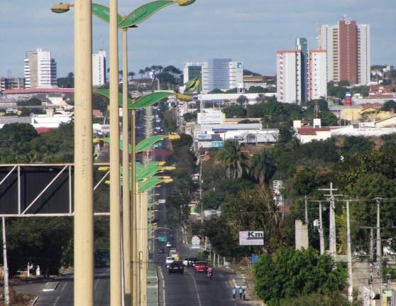 169 Avenida Padre Cícero foi duplicada pelo Governo do Estado do Ceará, o que condicionou os fluxos e intensificou as relações entre Juazeiro do Norte e Crato.