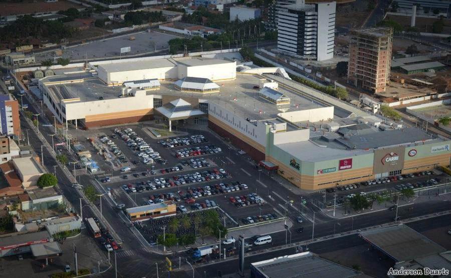 193 Foto 33 - Juazeiro do Norte. Imagem aérea do Cariri Garden Shopping. Fonte: Anderson Duarte (2012). Os investimentos do capital comercial varejista e imobiliário são apenas dois exemplos.
