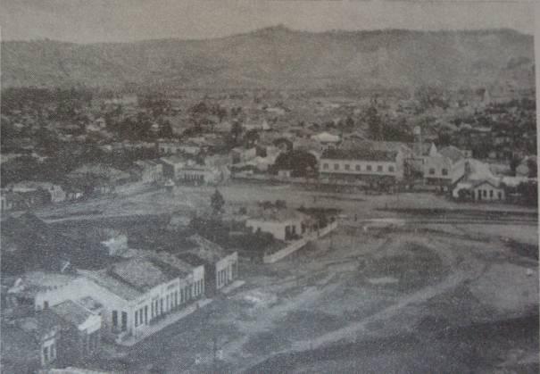 Vista geral da cidade a Foto 11 - Vista área das proximidades da linha férrea e partir na década de 1950. do Convento dos Franciscanos.