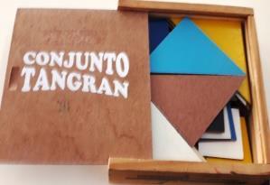 Tangran em madeira Tabuada giratória É um jogo chinês, que tem o intuito de formar figuras usando sete peças: 5 triângulos, 1 quadrado e 1 paralelogramo.