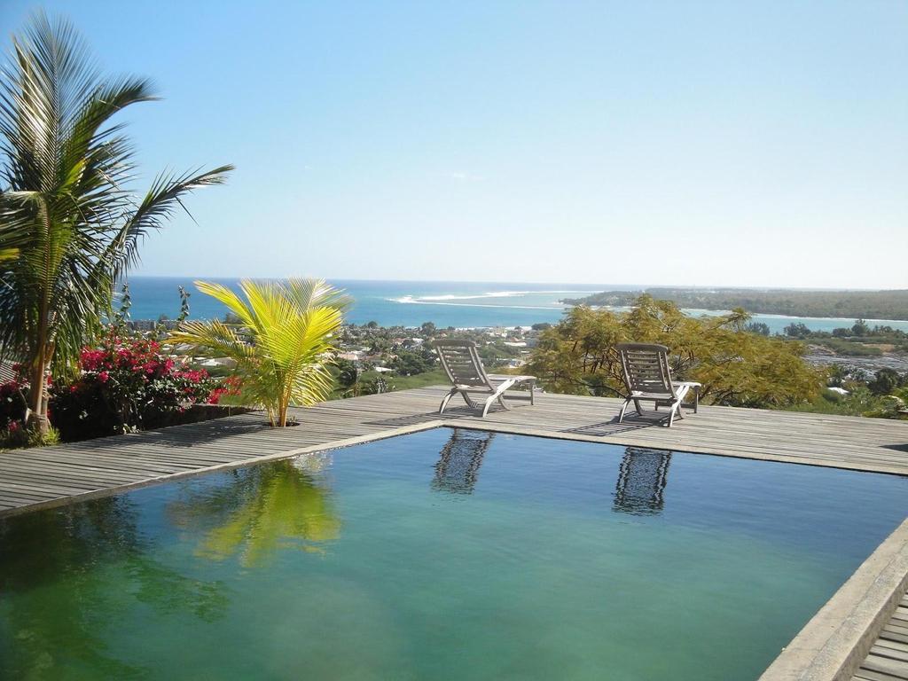 Maurícias Tamarin Situada no topo da montanha de Tamarin, com uma excecional vista sobre o mar e a montanha, esta casa familiar de quatro quartos tem uma grande piscina e um bonito jardim tropical,