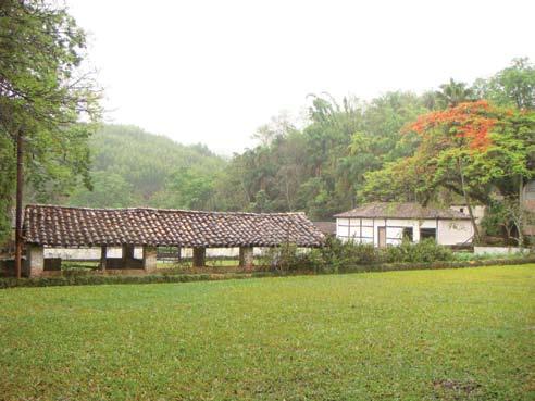 Ao lado esquerdo da casa, há uma piscina no lugar onde havia a enfermaria