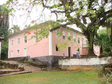 Os vãos de fachada, com janelas de guilhotina em caixilhos com vidro e vergas em arco abatido e ombreiras